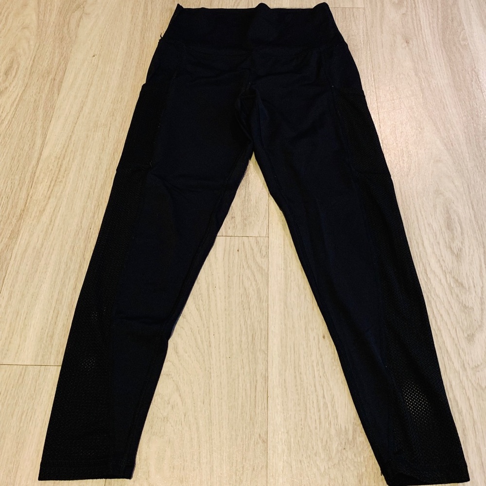 Aerie black leggings with pocket